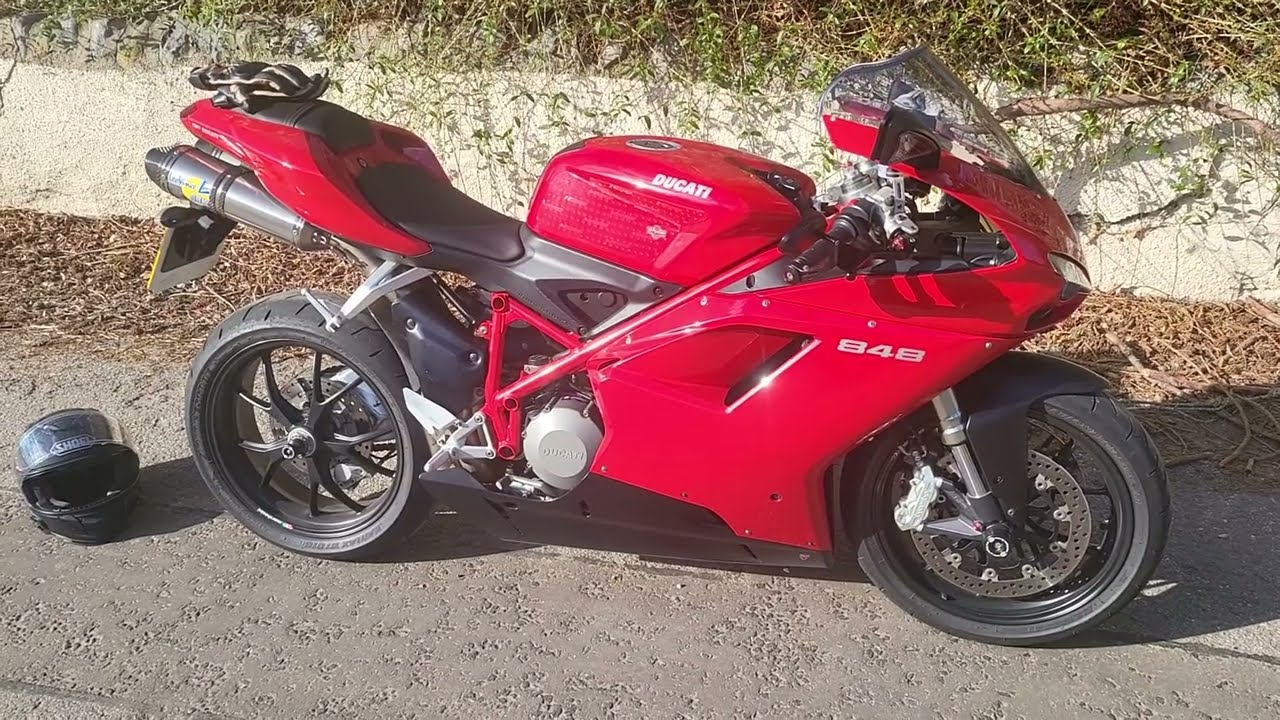 Ducati 848 Test. Can an old man ride a young man's bike?