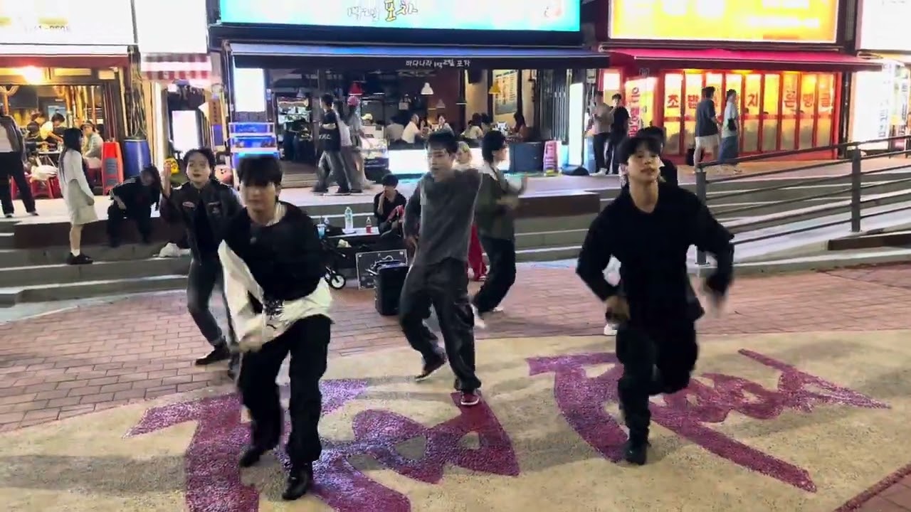 HONGDAE K-POP GROUP BUSKING - [BTS] DNA