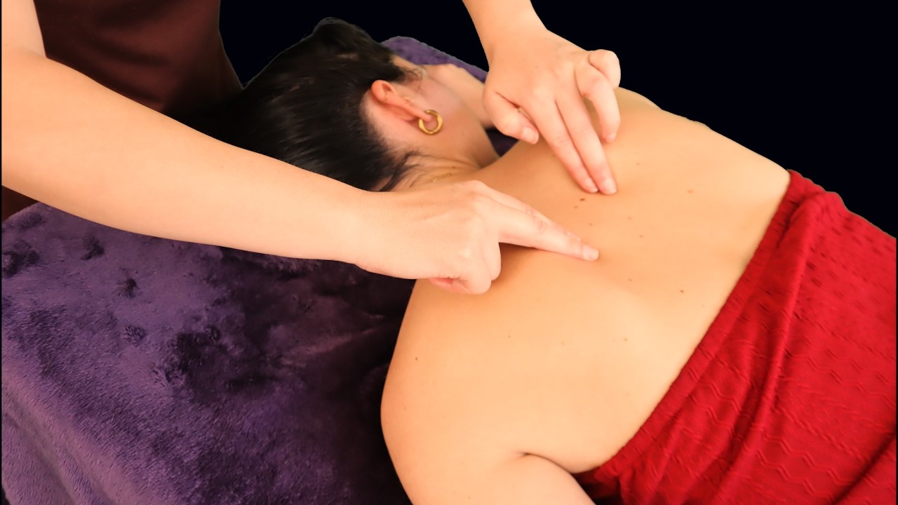 this back & shoulder massage will give you tingles 🥰 soft spoken asmr on a real person