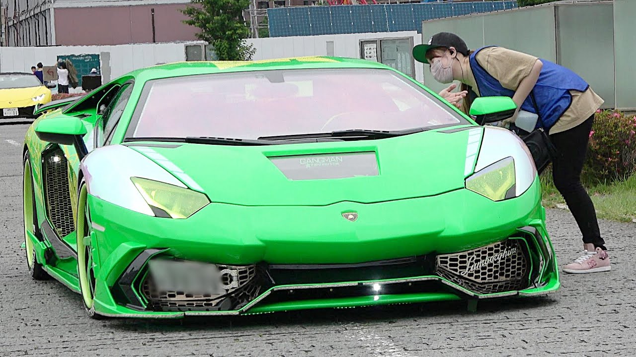可愛い女性に検温されてど派手スーパーカーが入場‼️