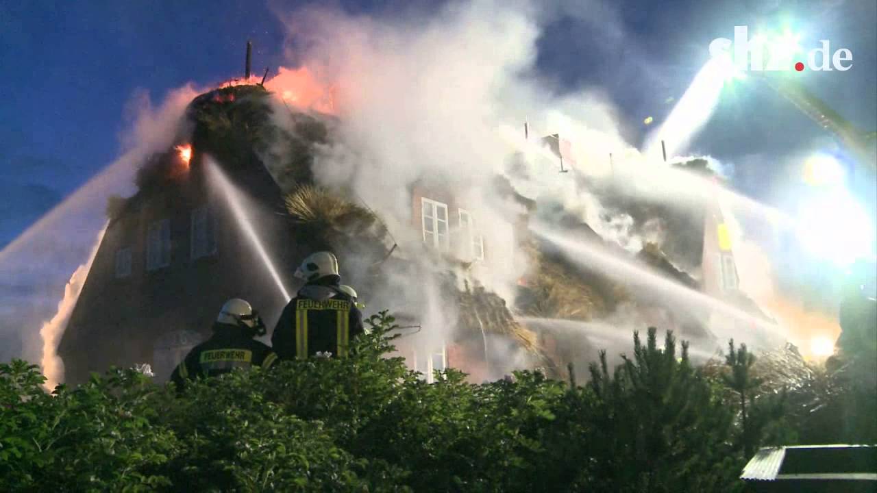 Feuer vernichtet Reetdachhaus auf Sylt