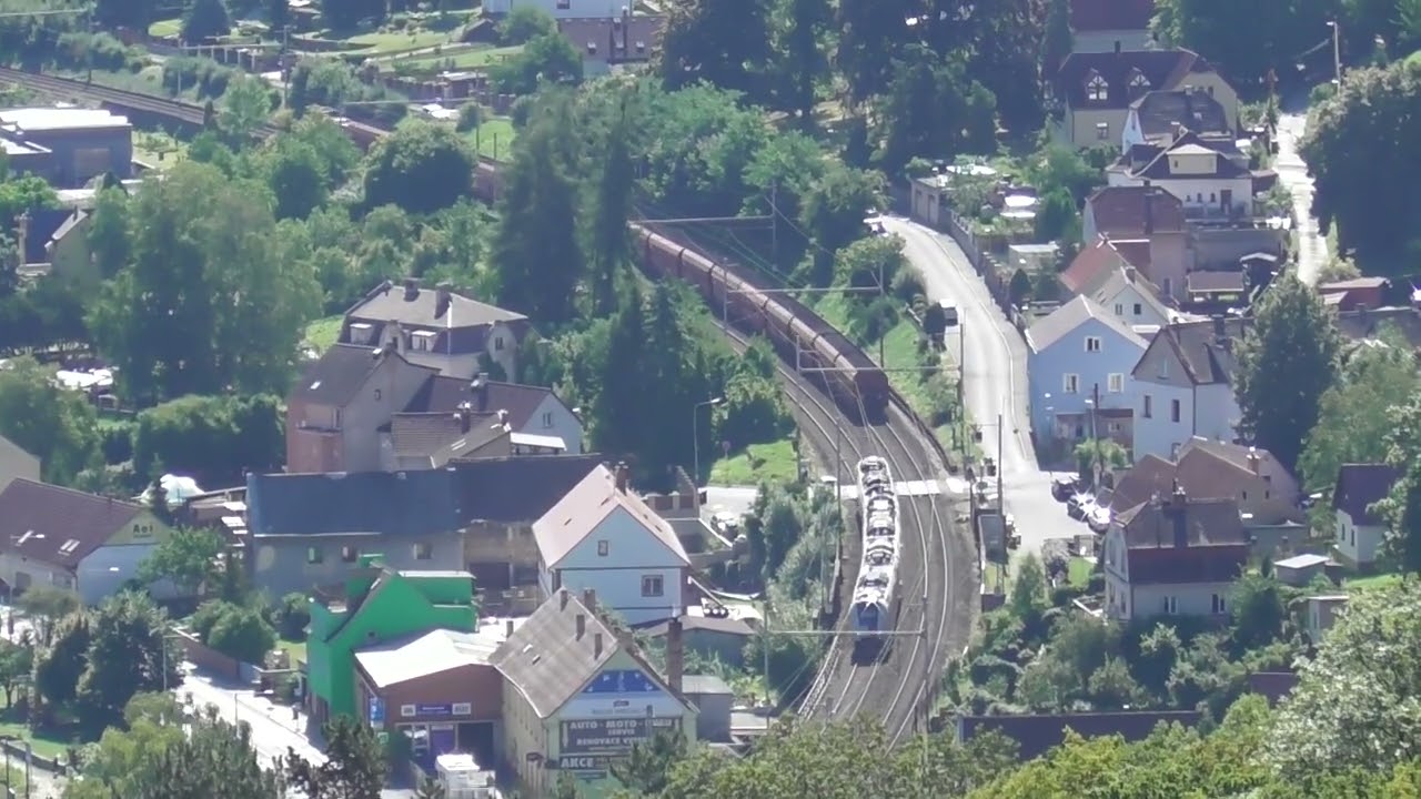 Züge/vlaky im Elbtal Ústí nad Labem-Střekov vom Aussichtspunkt Vrkoč 19.8.2025