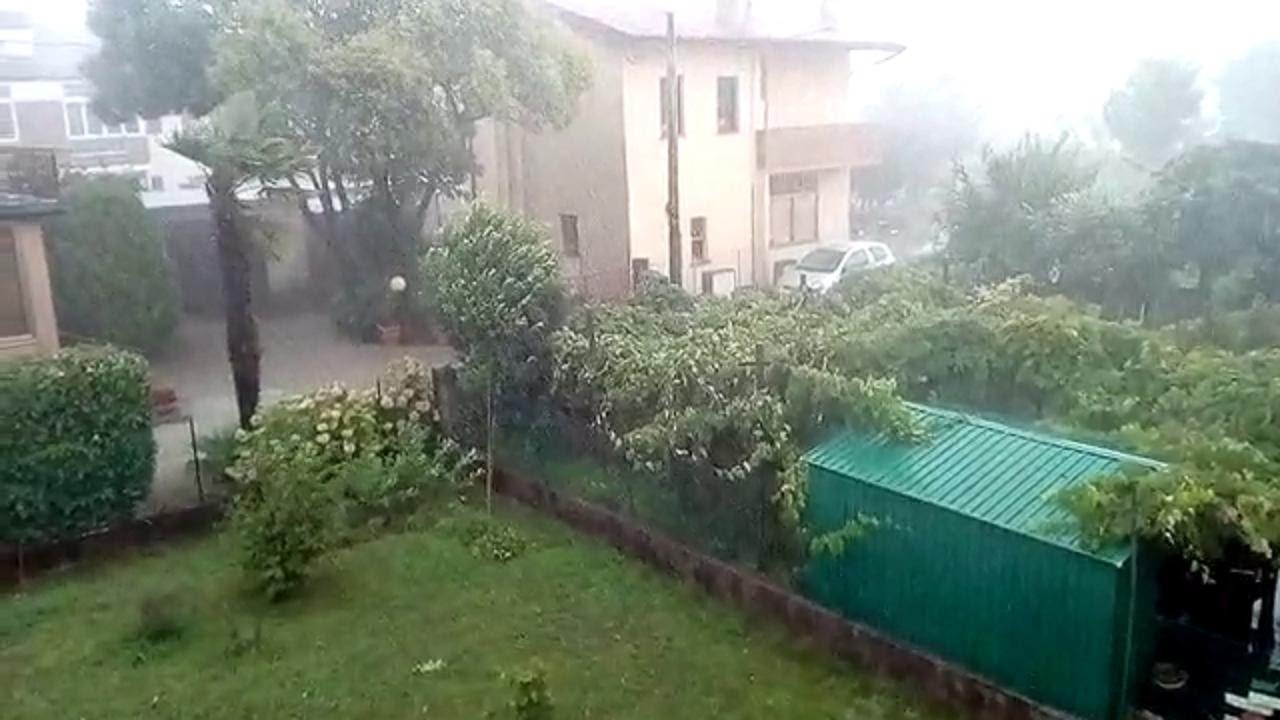 Maltempo, forti temporali a Udine: vento e pioggia sferzano sulle case di Sant'Osvaldo