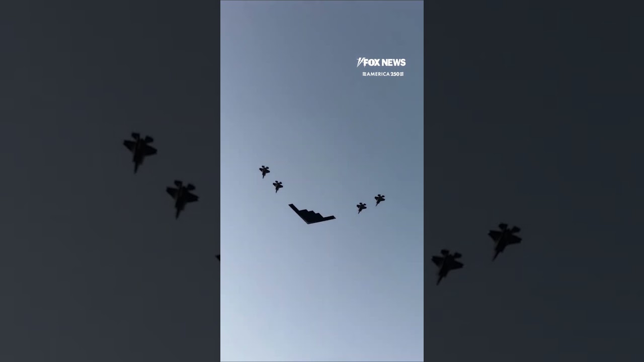 B-2 bomber performs PATRIOTIC FLYOVER at Freedom 250 event #shorts #us #america250 #foxnews