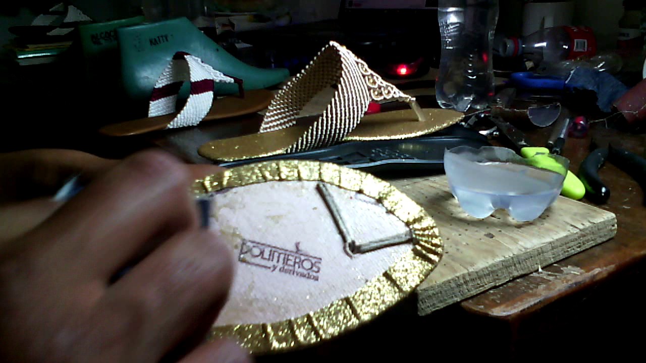 Cómo pegar chinela plantilla y suela, para hacer sandalia macrame 2/3