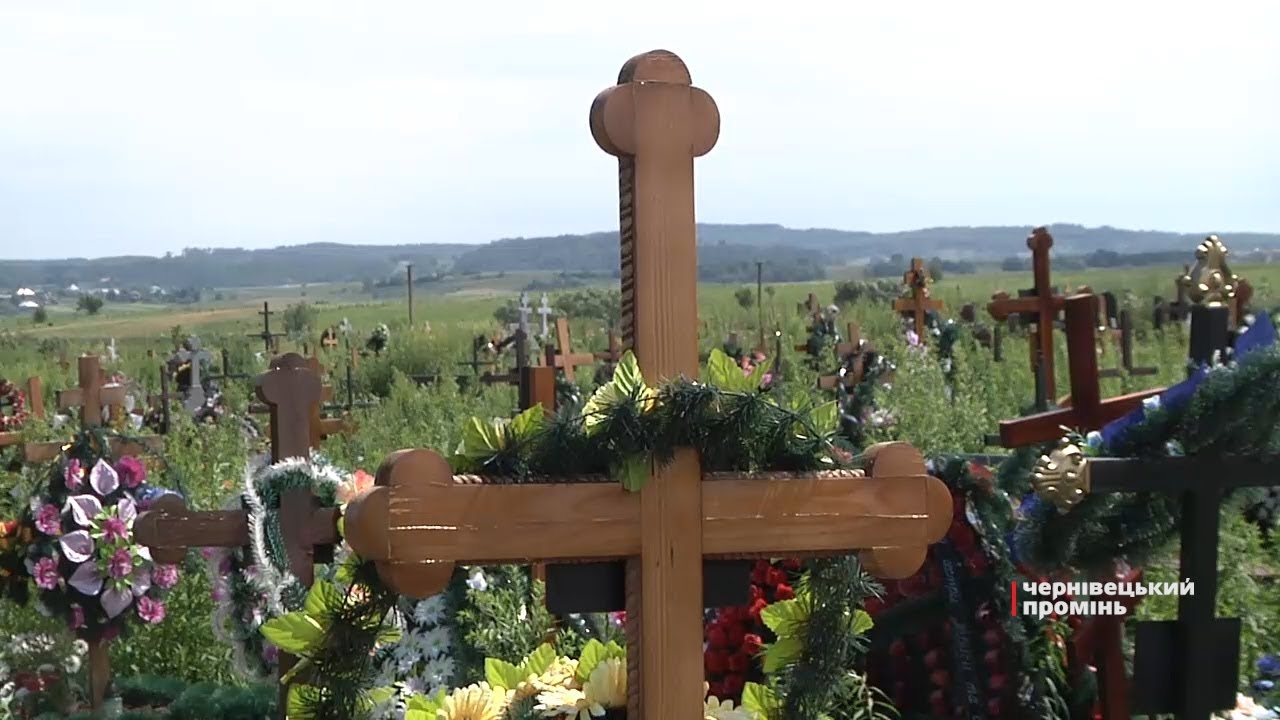 Догляд за могилами на Центральному цвинтарі – допомога чи бізнес?
