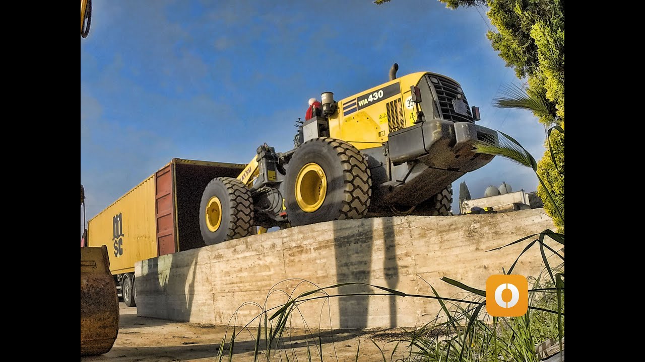 loading komatsu WA430 wheel loader in a container