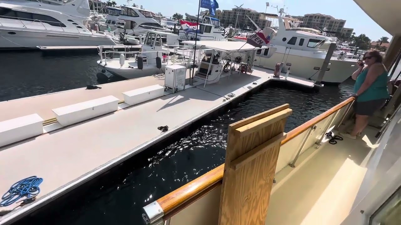 Docking a 58&rsquo; Hatteras MY