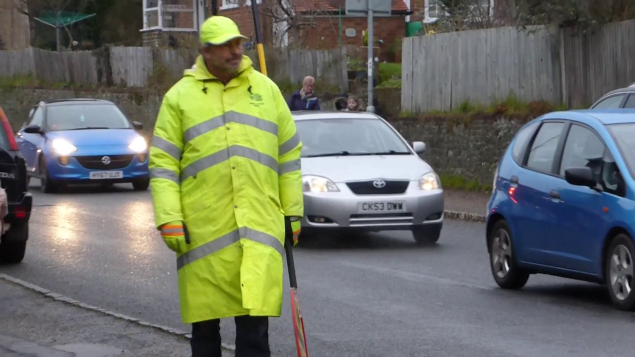 School crossing patrol - Midhurst - Lollipoppers - Gangbrautarvörður - Skólabörn í umferðinni