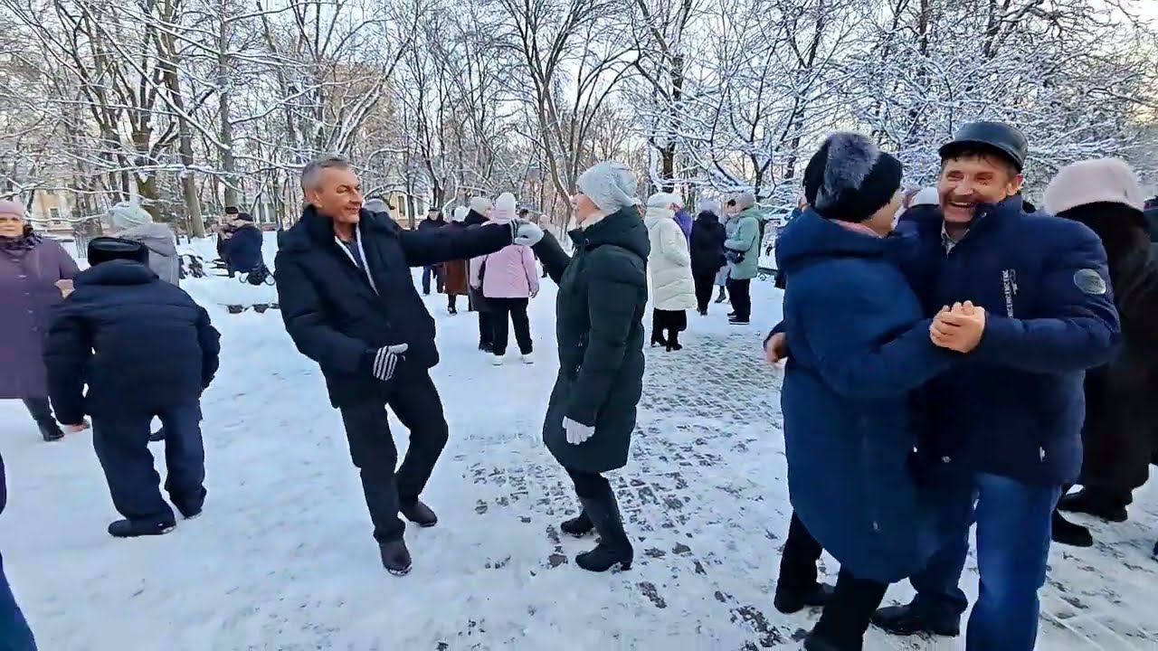 3.01.26г... "Розы Алые Мои Ты Не Взяла"... звучит на Танцполе в Гомельском парке... 
