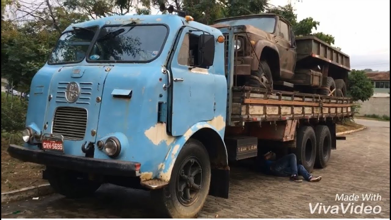 Alfa Romeu 1958 todo original na ativa carregando um chevrolet 6x6 1970 de guerra