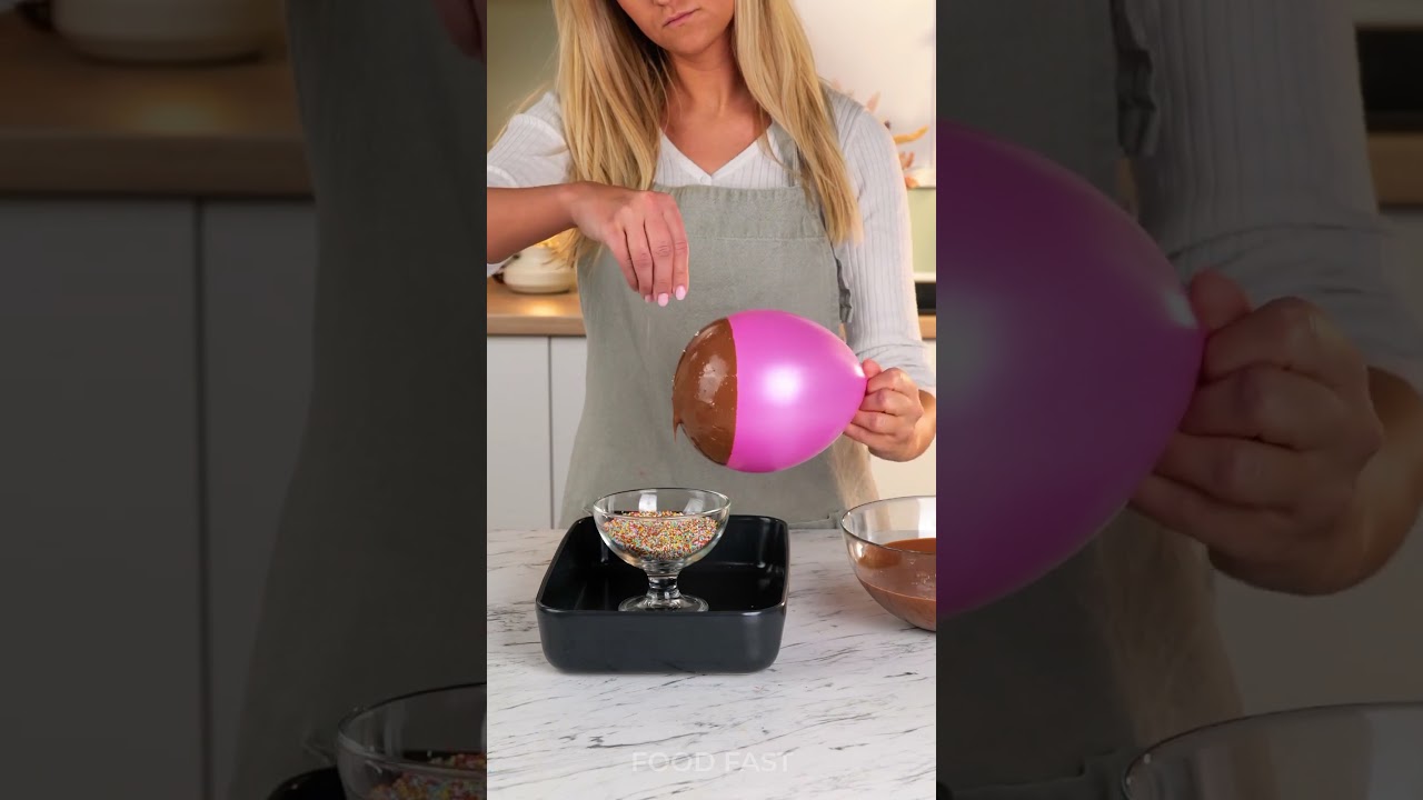 She made the perfect chocolate decoration using the balloon😍 #recipe #kitchenhacks #cooking