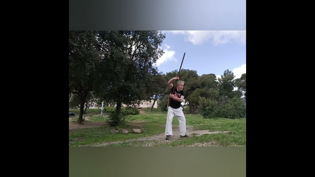 Entrenamiento de tres armas, Kama, Kuruma bo y Sansetsukon.