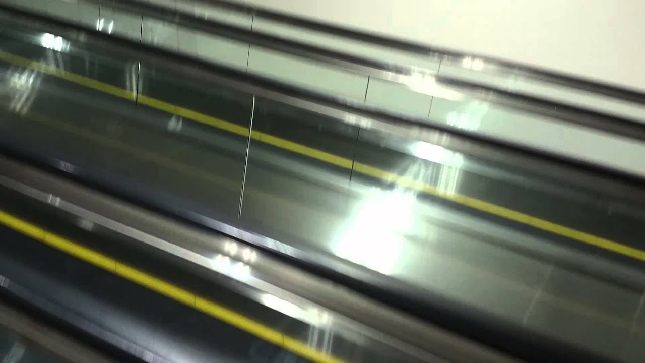 コストコ野々市倉庫店 エスカレーター
