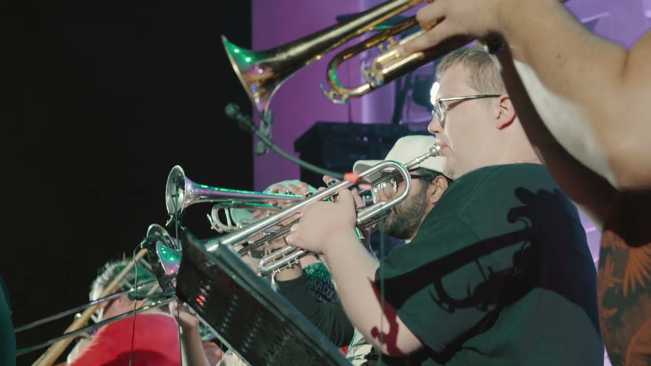 Bien veré - instrumental  Horns and 57 Samba drummers play Cumbia