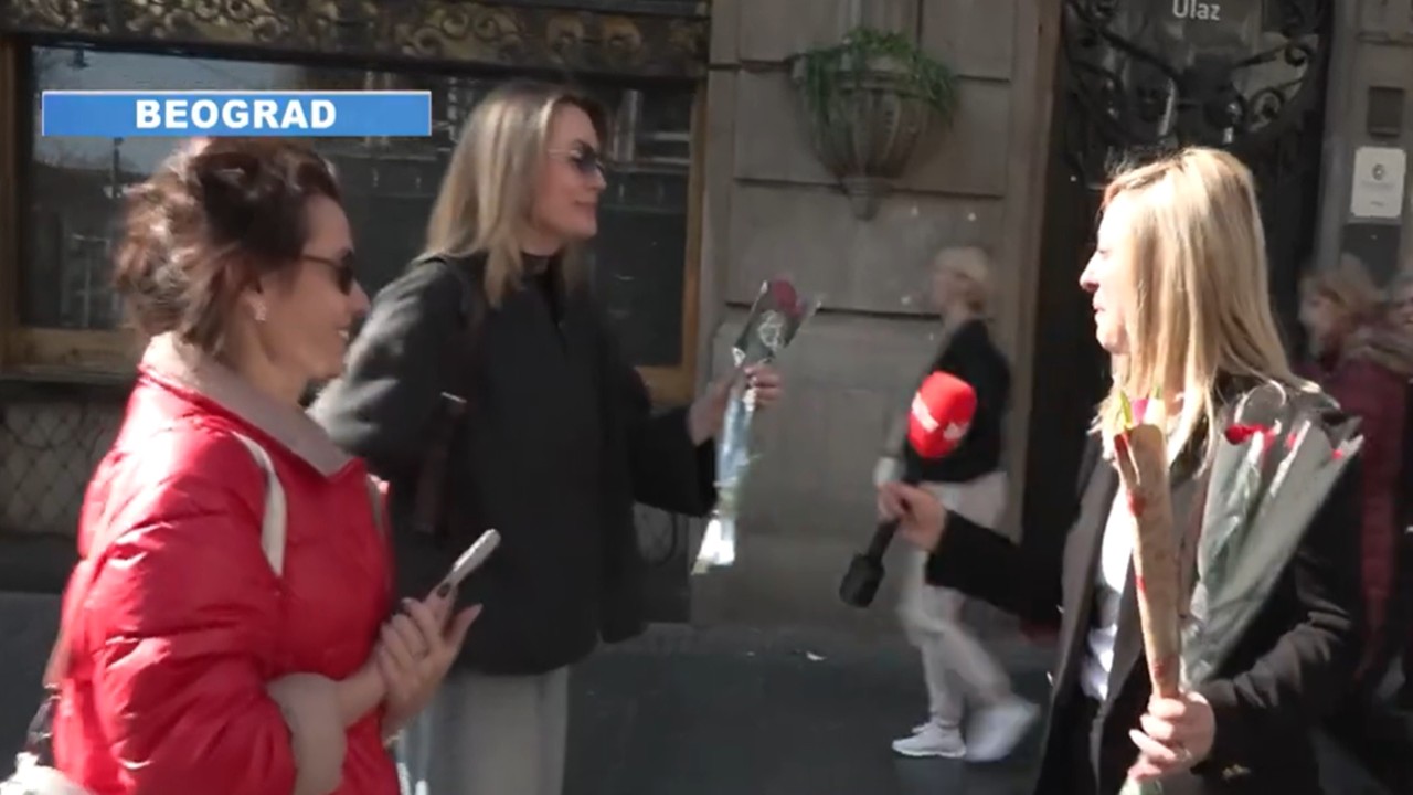 “Jutro na Blic” obradovalo prolaznice: Naša reporterka deli ruže u Knez Mihailovoj