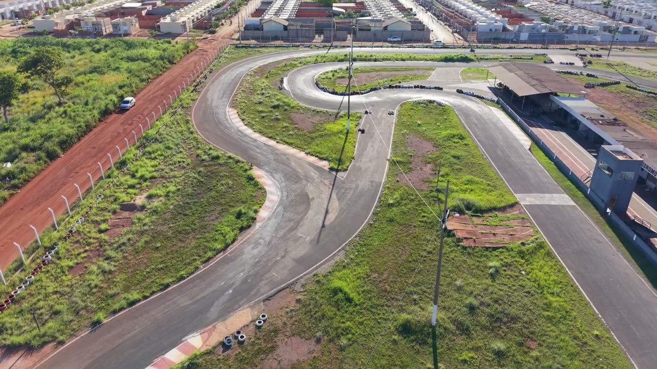 Velocidade pura! Kart visto do céu com DJI Mini 5 Pro