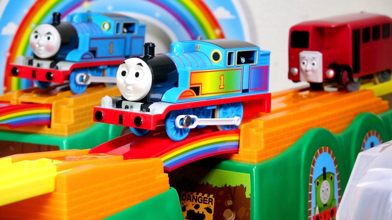のびる虹の橋ギミックが再登場☆トーマスプラレールを最高に楽しめるレイアウト☆きかんしゃトーマス 虹をわたろう！のびーるブリッジ カラフルなレールが可愛いセット☆以前との比較も