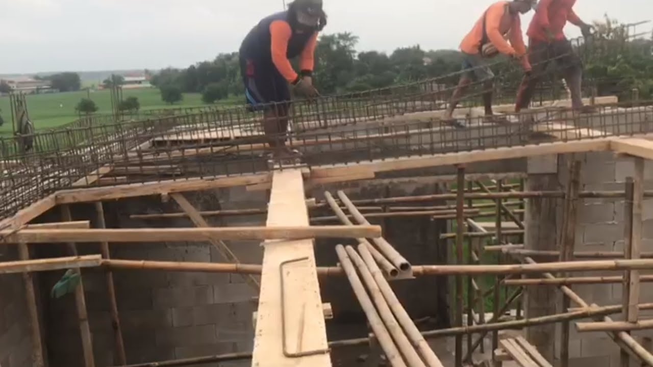 Proses perakitan rangka balok Rumah berlantai dua