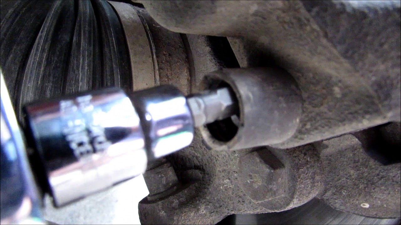 Merv's Dacia Duster Tips -  Replacing Front Discs & Pads on a Duster