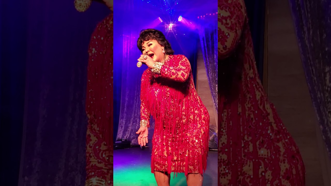 Jesse Alvarado como Carmen Salinas en tempo