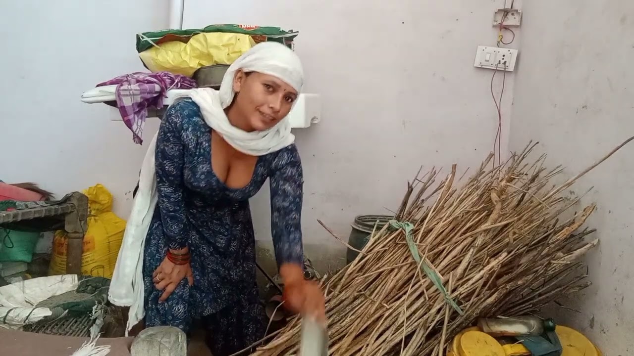 Dhudh nikalna hai bahut aasan#cowmilkig video #desi bahu #tannuyadav #cowvideo