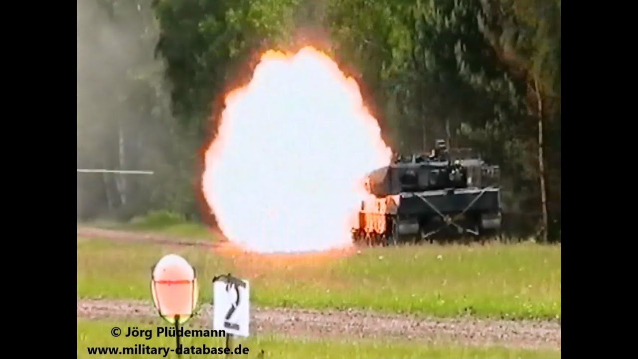 2010 - 42 tankbataljon huzaren prins van oranje live firing at Bergen Hohne