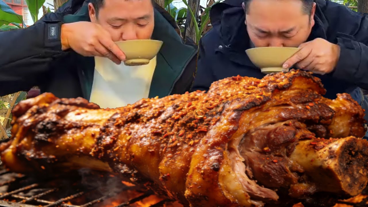 4根大豬腳，二弟做“碳烤豬腳”，一整個外酥裡嫩抱著啃真過癮【鐵鍋視頻】