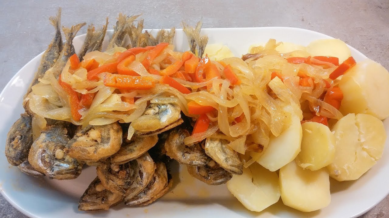 Receita de Carapaus de cebolada com pimento vermelho by necasdevaladares