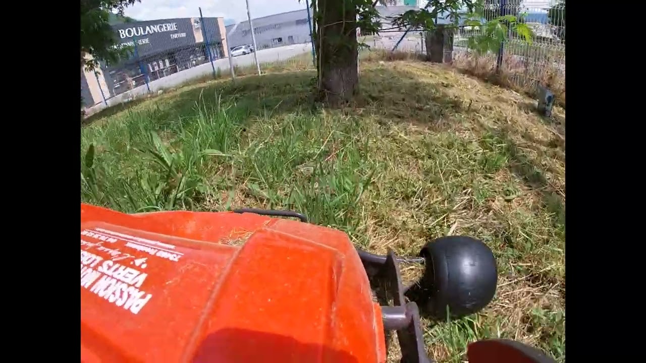 Rider Husqvarna R 214 TC : ses premiers m² de tonte