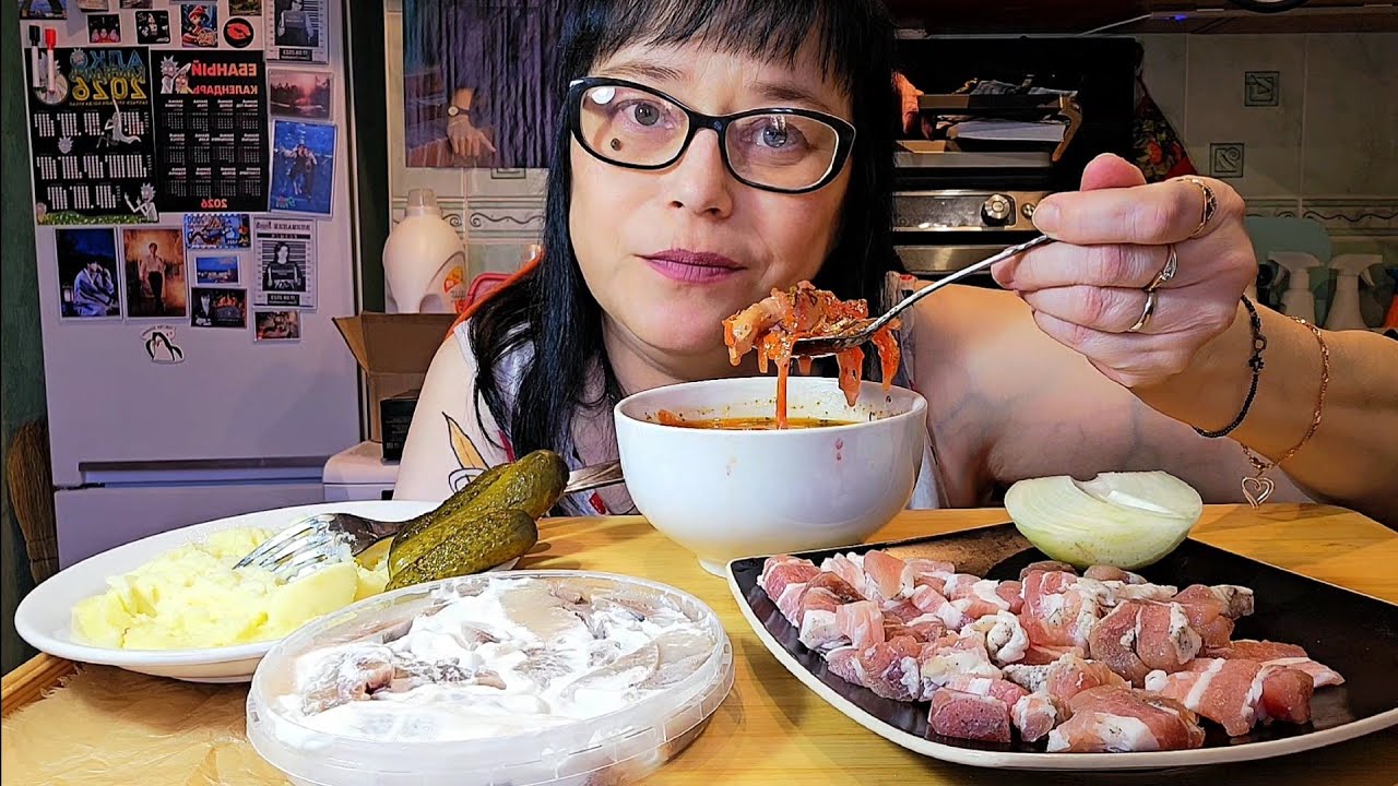 Мукбанг | Пюре с селёдкой, Борщ, Шпик, Огурчики | Обжор Асмр 