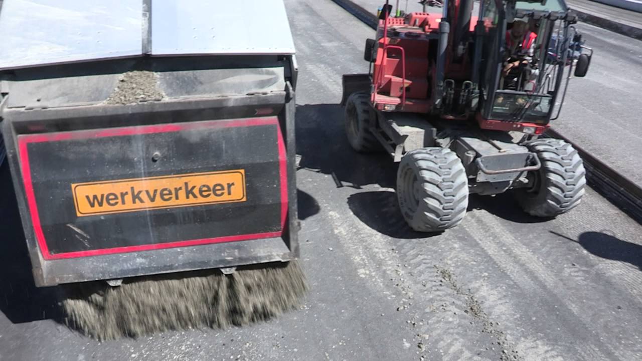 Nieuw beton storten met Paver SP 1600 Rotterdam The Hague Airport