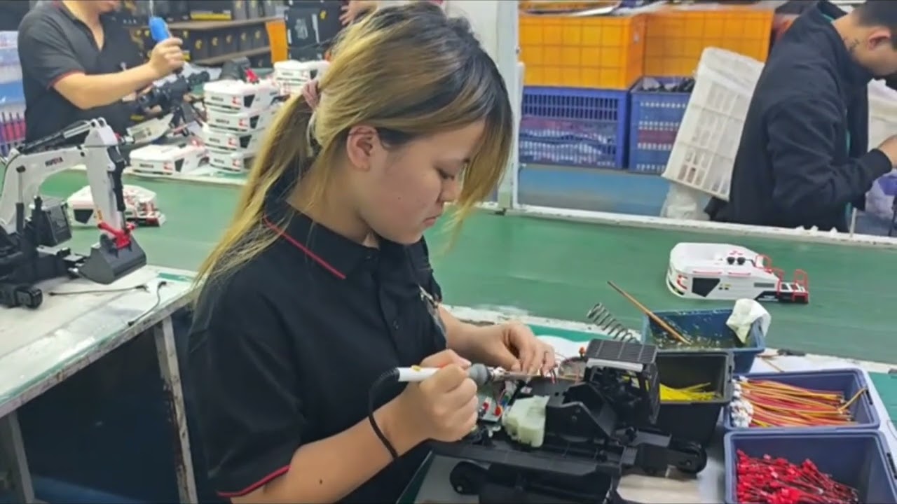 Huina 1594 alloy excavator production line#rcbfans #toys #excavator