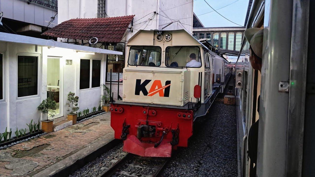 Aktivitas Langsiran Lokomotif BB 303 84 01 Di Stasiun Medan 