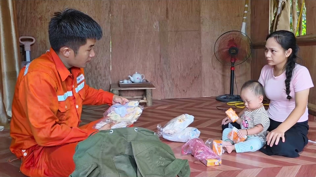 Chinh's ex-husband brought gifts for her and Bun, but she firmly refused them