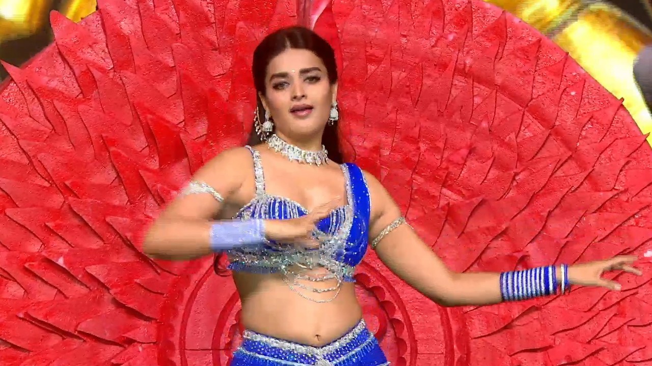 Unstoppable Energy! Nidhhi Agarwal’s Stunning Dance @ Gaddar Awards