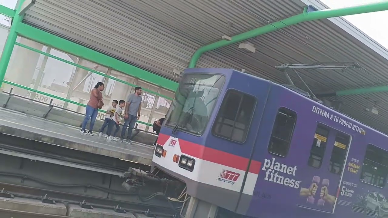 Vagón bombarrdier arribando Estación Y Griega Línea 1 Metrorrey