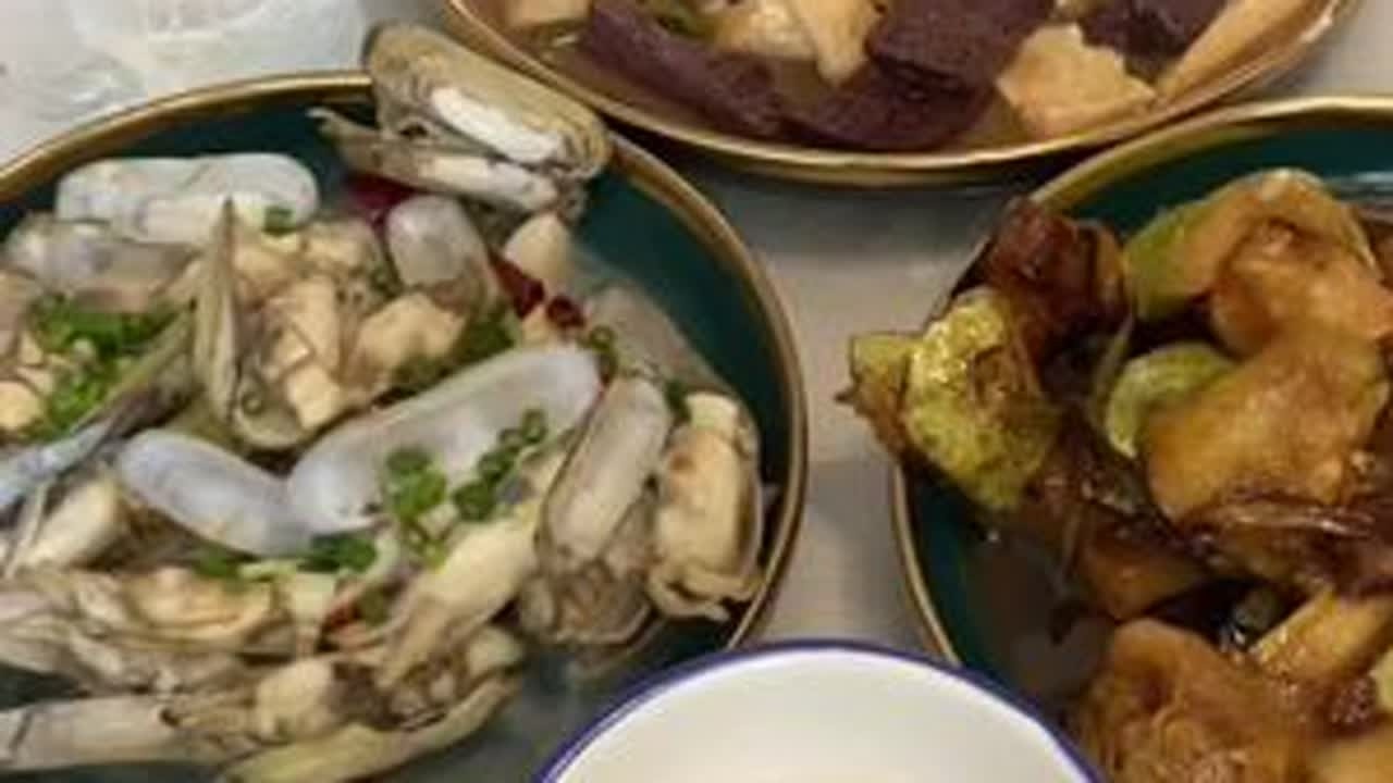 时间过得真快，年轻的我们，被磨平了棱角，曾经的笑，是一种心情，现在的笑，只不过是一种表情。