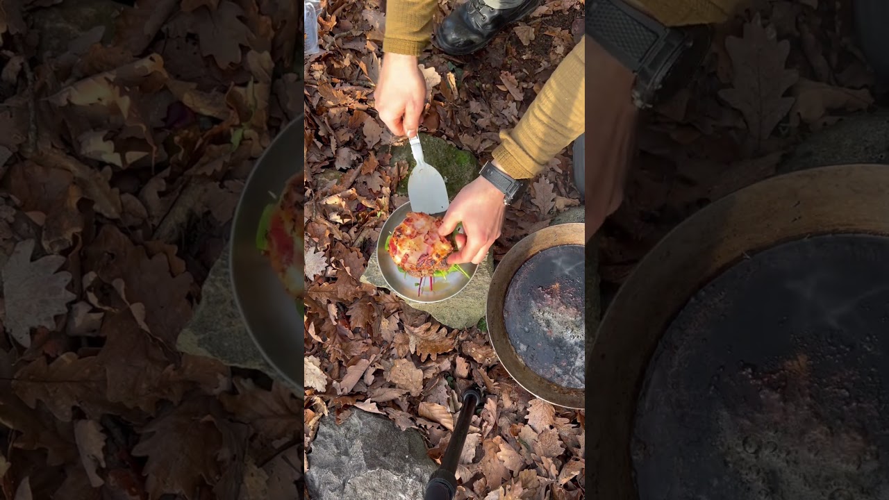 Moja aberracja burgera, zastąpić pomidora burakiem i owinąć Camembert boczkiem. #bushcraft #camping