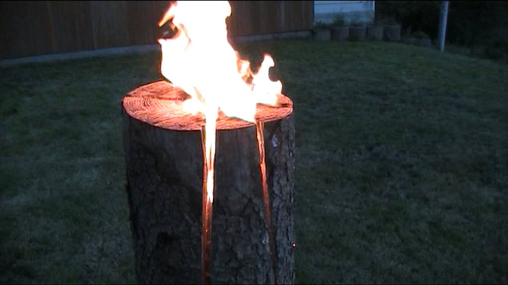 Schwedenfeuer einfach anzünden: Kohleanzünder, Sägespäne  und los geht`s....