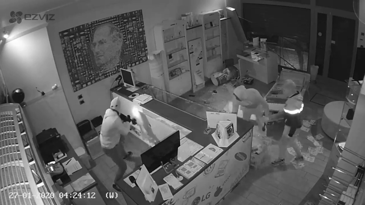 Ladri entrano in negozio di notte, ripresi da una telecamera Ezviz