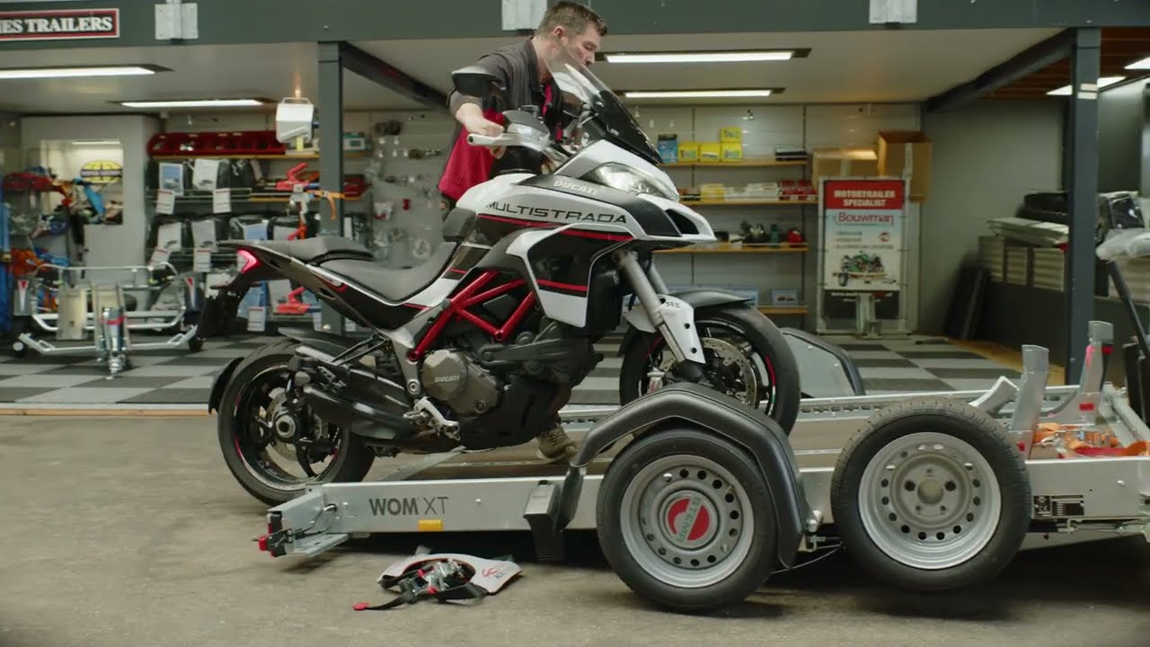 Instructie video over de werking van een afzinkbare motortrailer en hoe je de motor vastzet.