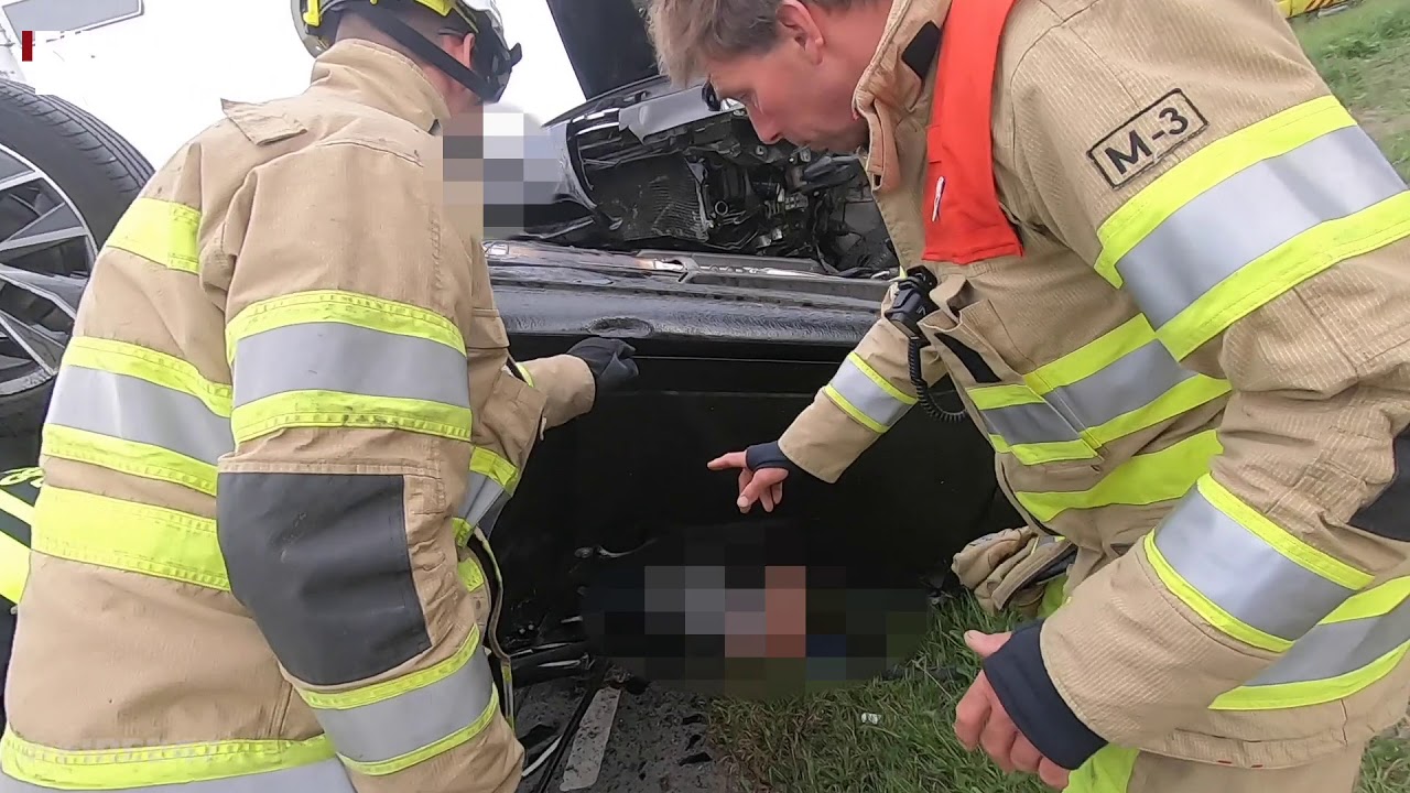 DUTCH FIREFIGHTERS - MULTIPLE VEHICLES INVOLVED IN AN ACCIDENT.