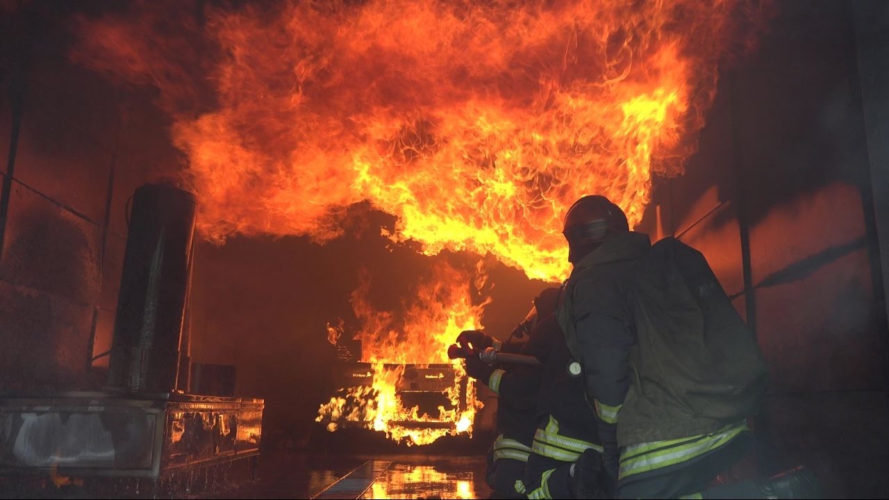 [REALBRANDAUSBILDUNG] - Taktik & Strategie Innenbrandbekämpfung ~ Feuerwehr Düsseldorf -