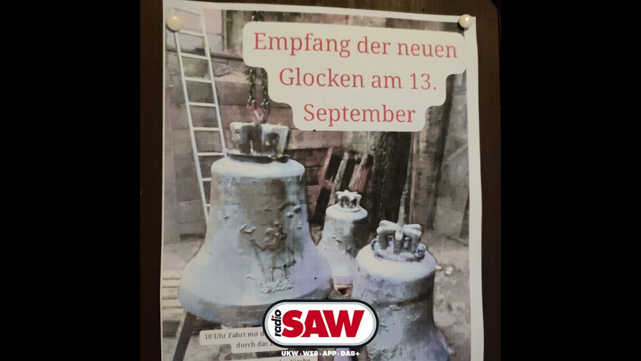 Aufzug der neuen Glocken in den Turm der Petrikirche Brumby