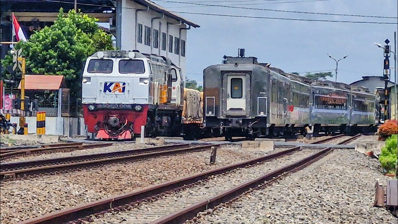 RAMAINYA KERETA SIANG DATANG BERANGKAT STASIUN UJUNG TIMUR DAOP 5!! Kereta Api di Stasiun Kutoarjo