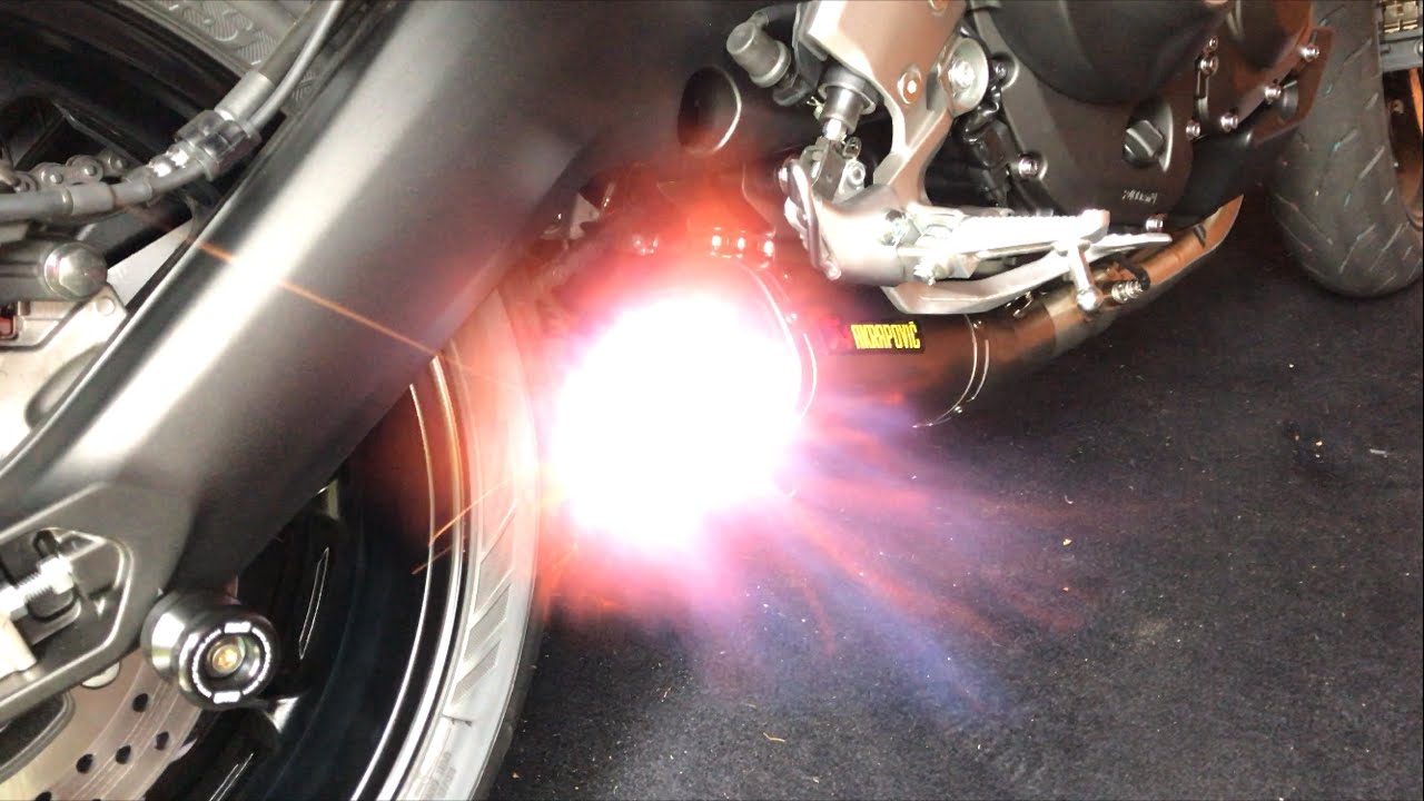 YAMAHA XSR900 GETTING A FULL AKRAPOVIC SYSTEM FITTED, FEATURING FOOT LONG FLAMES! filmed in 4K