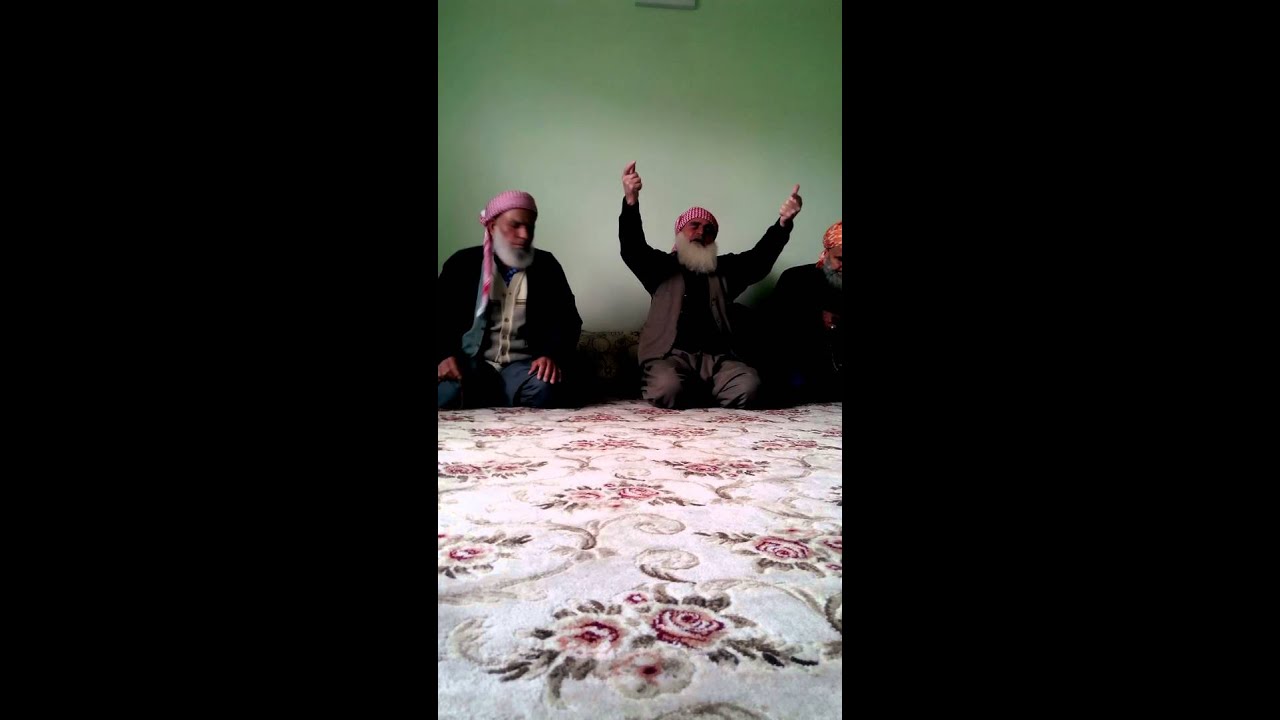 Güzel sofiler zikredip kasideler söylüyorlar