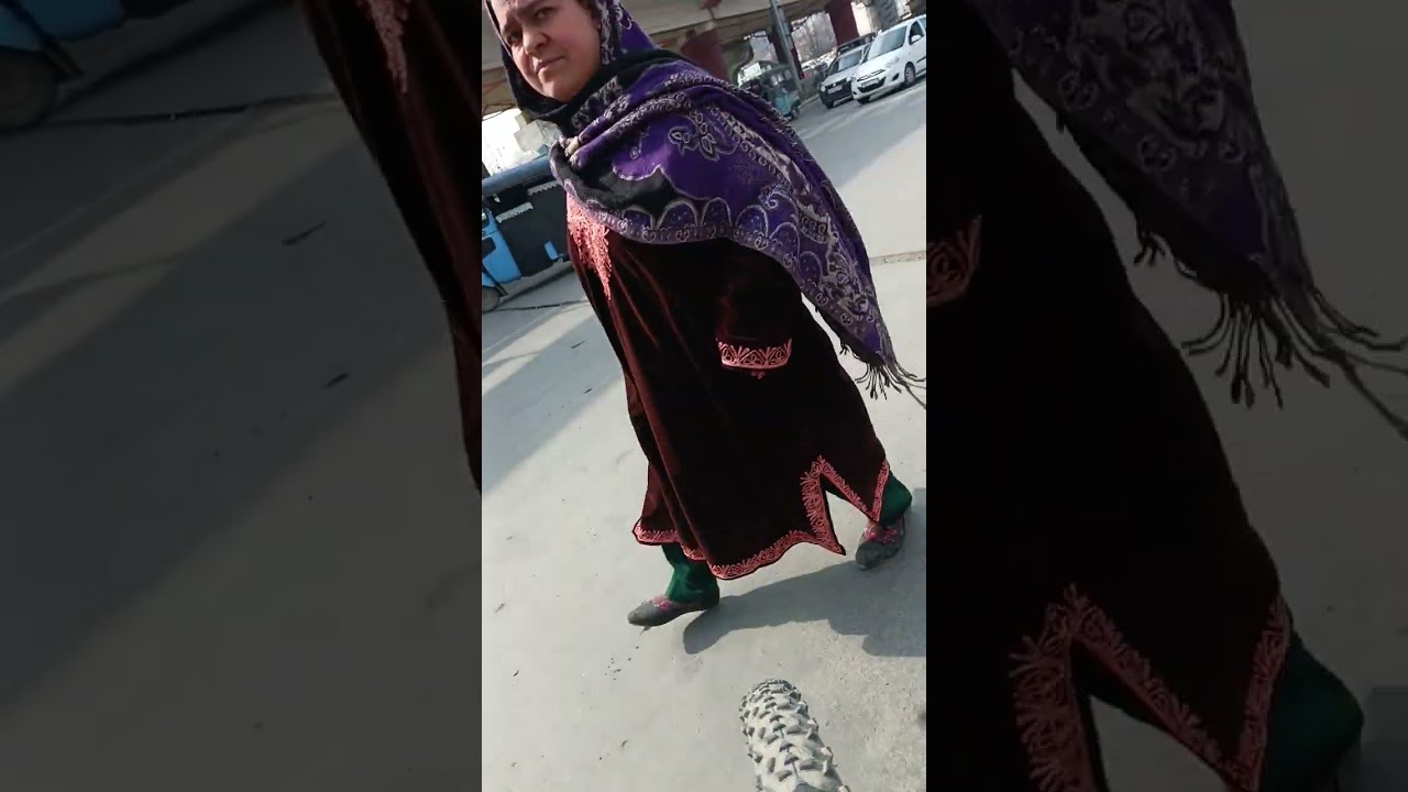 Aj hum gaye the karanagar to lalchowk ganta ghar so dekho kya seen hua aagey 🙂🤛