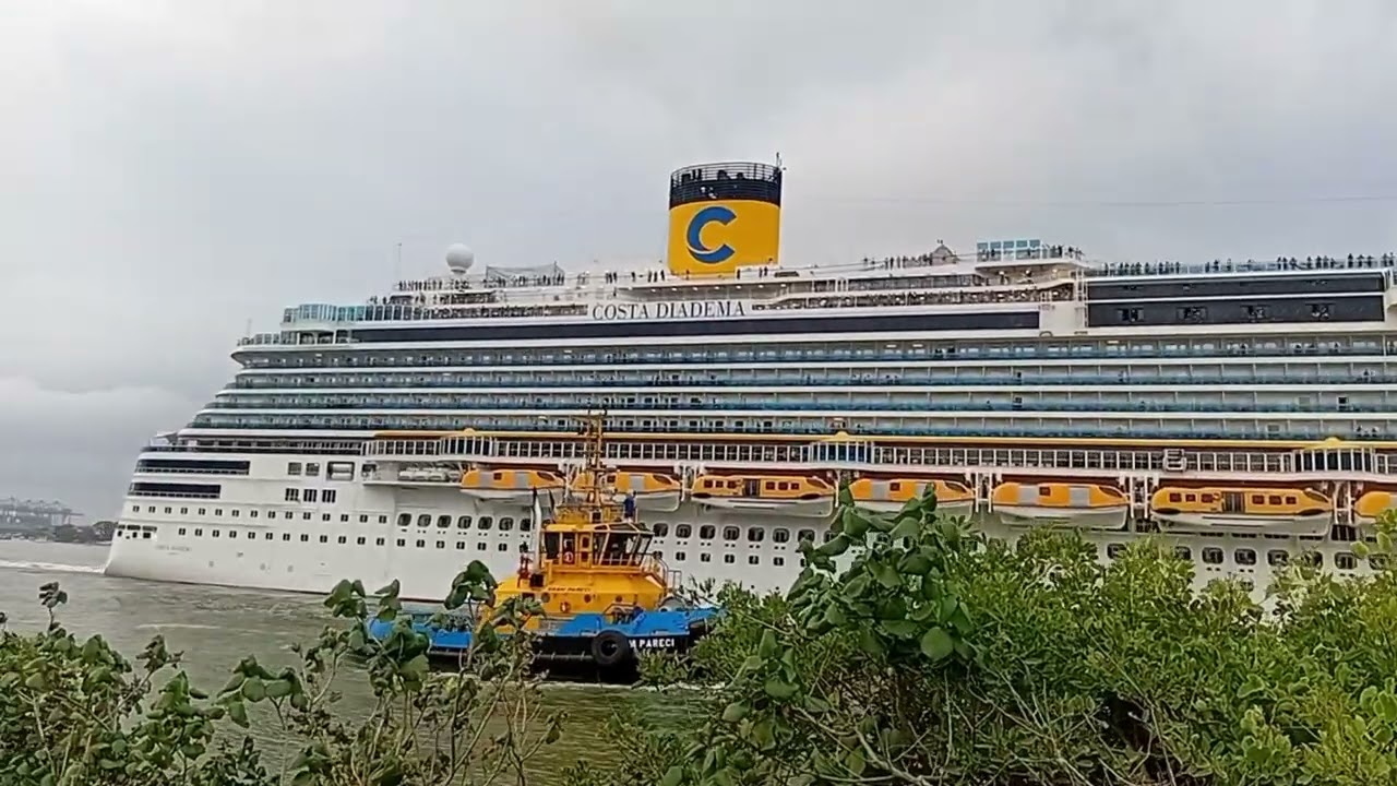Cruzeiro saindo do rio itajai-Açu 